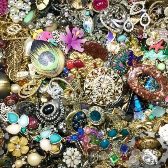 4 LBs vintage Costume GOLD & SILVER Jewelry Lot~ Signed & Unsigned All Wearable - Picture 3 of 8